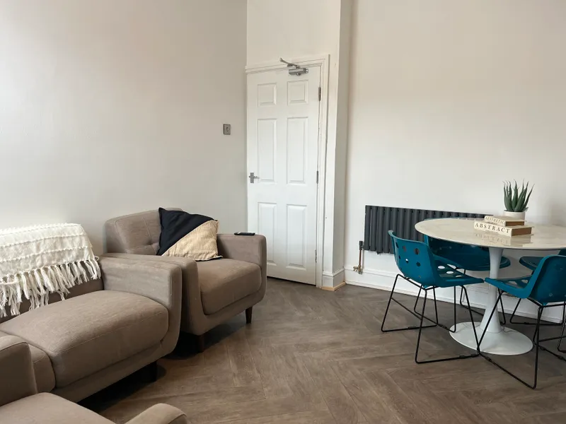 Cozy 4 Bed Terraced House // JUL 2026 - Image 11