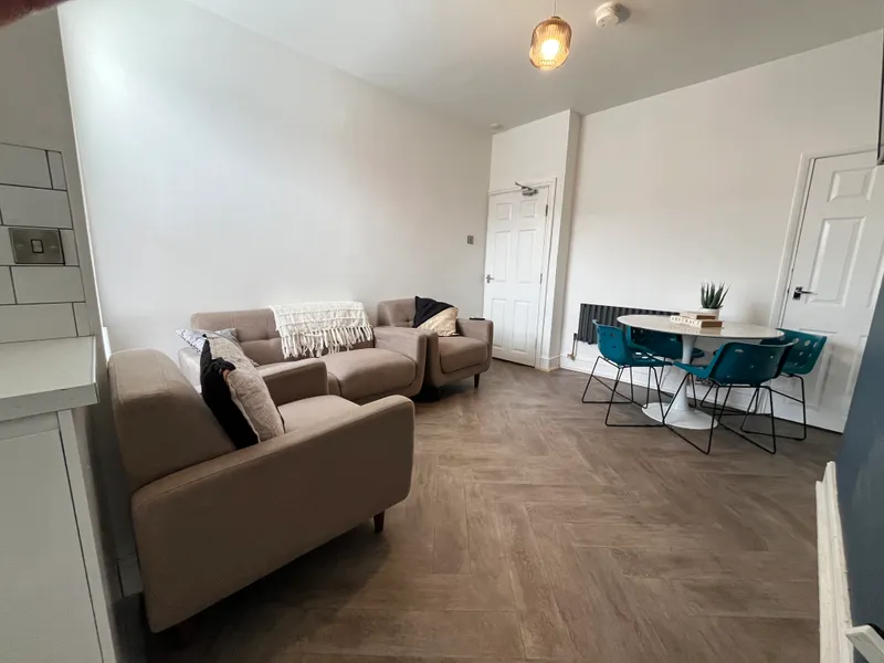 Cozy 4 Bed Terraced House // JUL 2026 - Image 8
