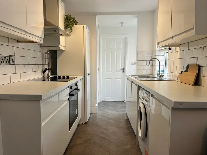 Cozy 4 Bed Terraced House // JUL 2026 - Image 9