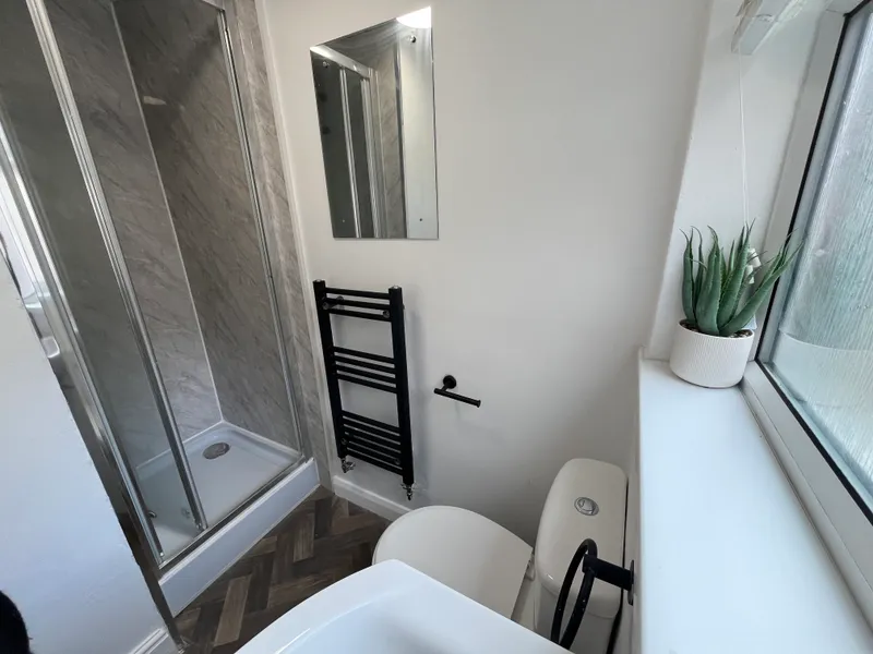 Cozy 4 Bed Terraced House // JUL 2026 - Image 7