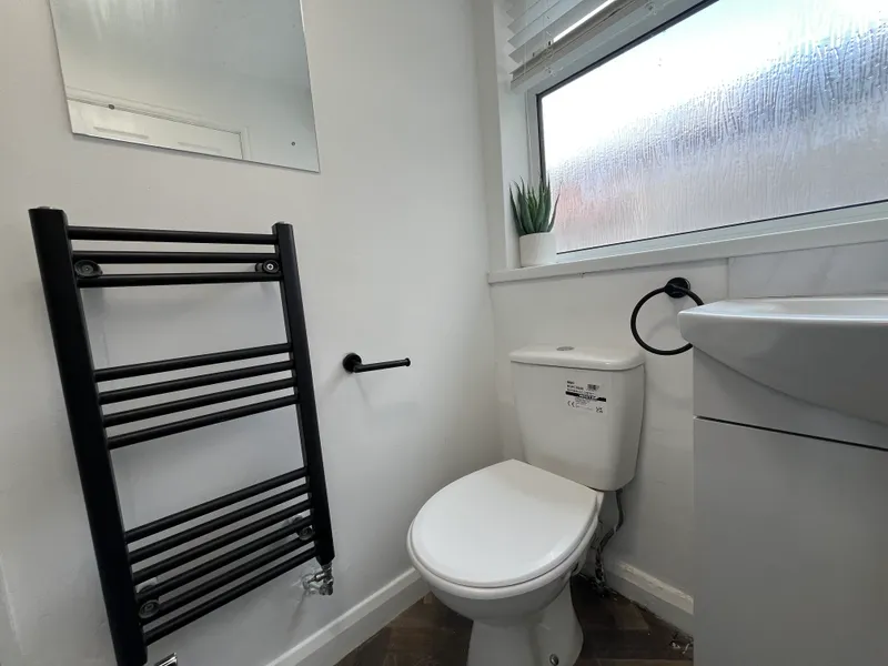 Cozy 4 Bed Terraced House // JUL 2026 - Image 6
