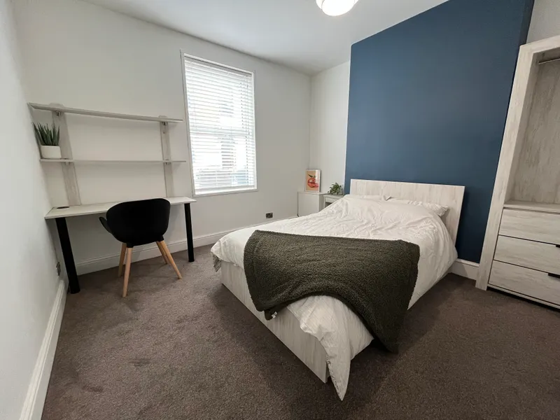 Cozy 4 Bed Terraced House // JUL 2026 - Image 5