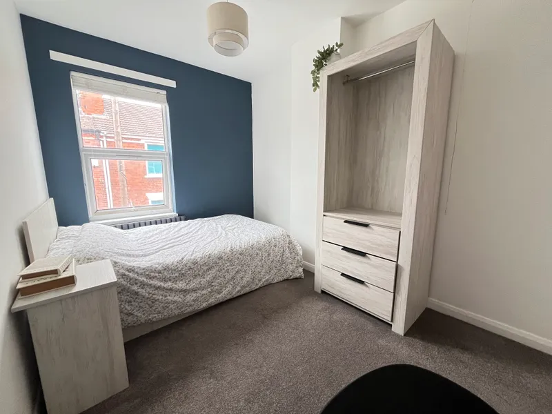 Cozy 4 Bed Terraced House // JUL 2026 - Image 4