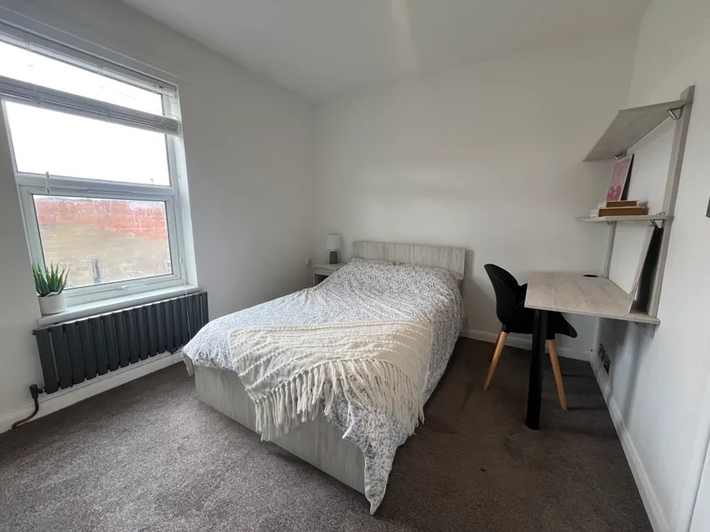 Cozy 4 Bed Terraced House // JUL 2026 - Image 3