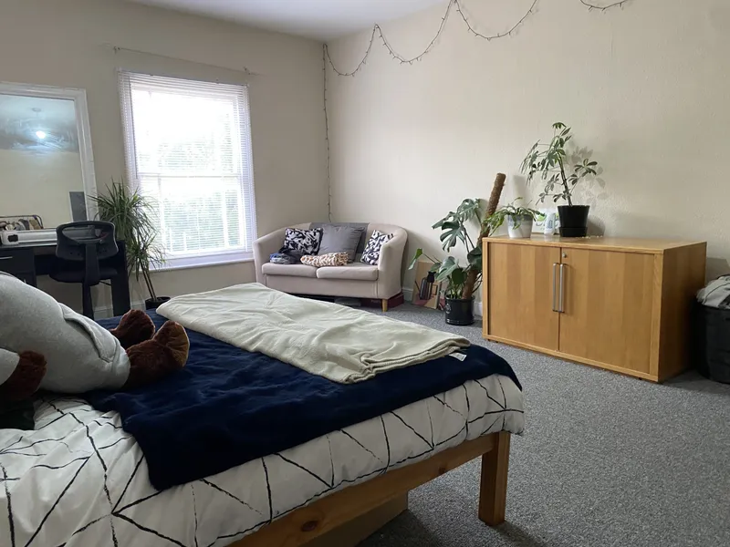 Spacious 5 Bed Flat // AUG 2026 - Image 3