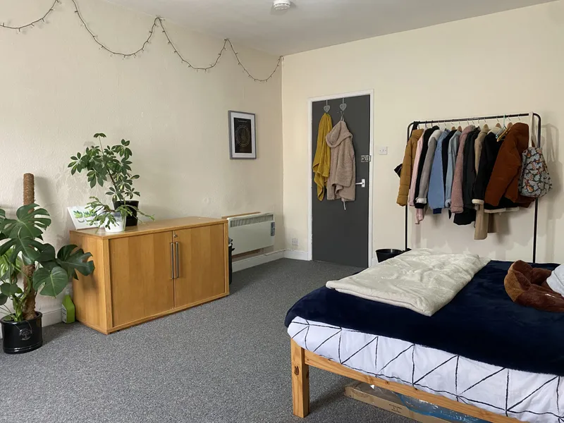 Spacious 5 Bed Flat // AUG 2026 - Image 4