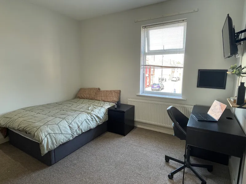 Wilson Street -3 Bed *PRICE REDUCTION!!!* -AVAILABLE NOW! - Image 8