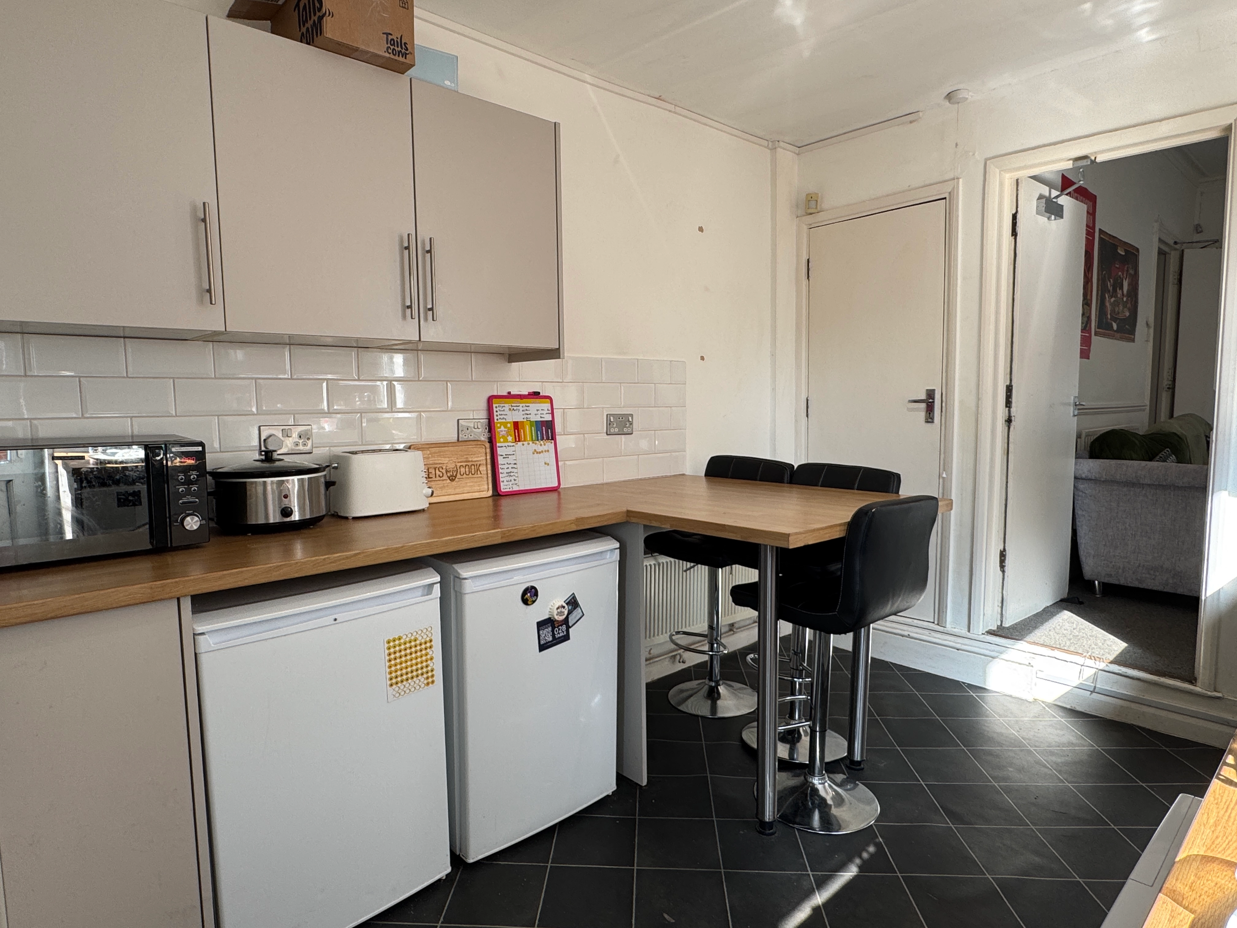 FIRST WEEK FREE! 55 West Parade! *4 Bed +2 Study Rooms - Image 1