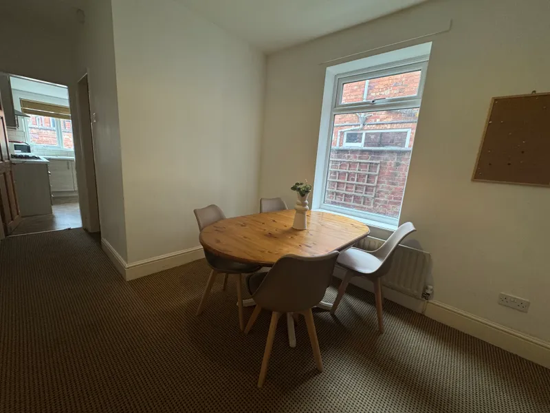 Large 4 Bed Terraced House // Aug 2026 - Thumbnail 4