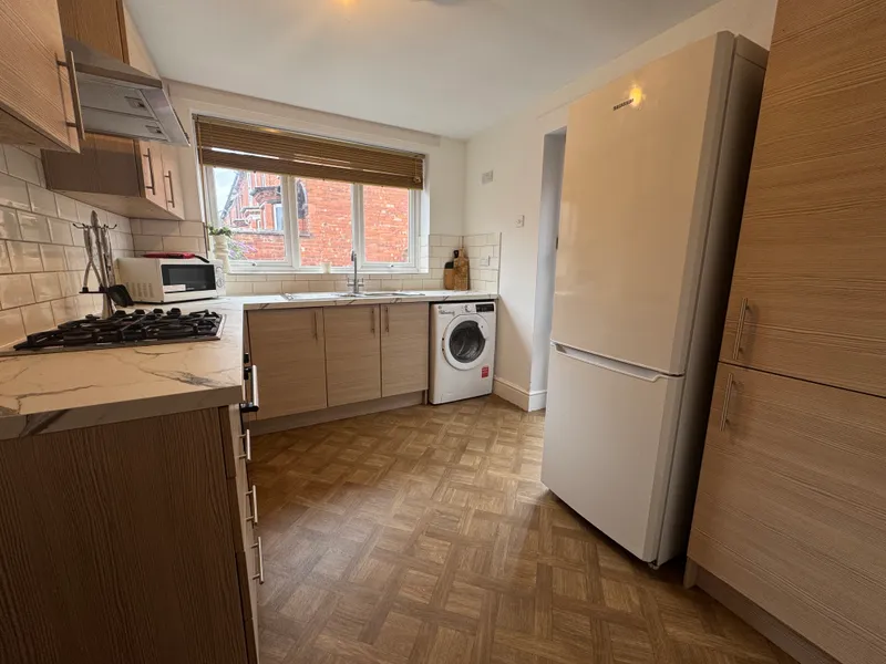Large 4 Bed Terraced House // Aug 2026 - Thumbnail 2