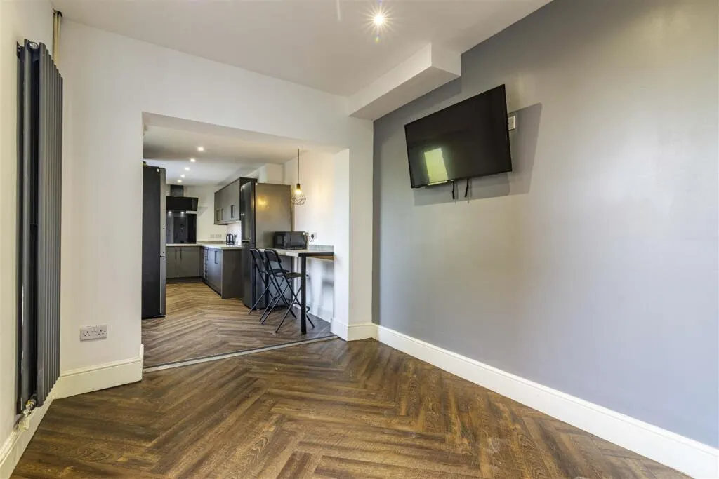 Nottingham Road // 6 Bed // 4 Bath - Student House NG7 7AE - Image 1
