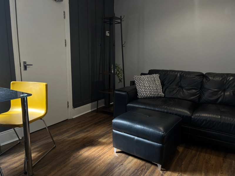 42 Kesteven Street - 3 bed *Exclusive Deal* - Thumbnail 2