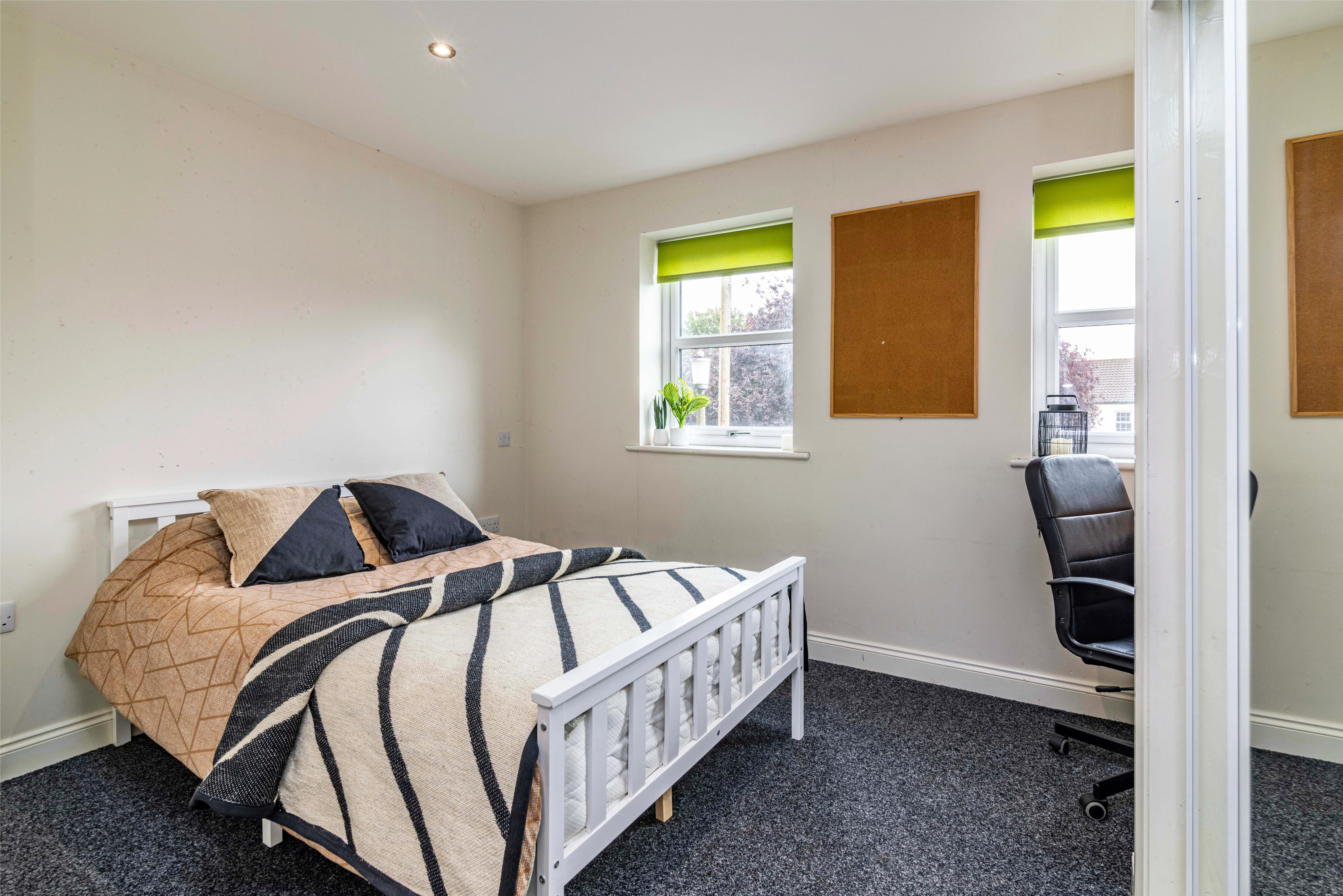 Flat 8, Lord Tennyson House, LN1 3HD - Image 1