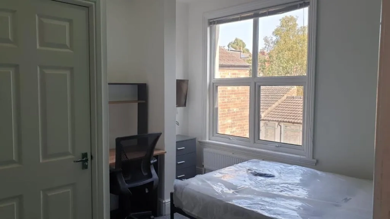 8 Albert Crescent–5-Bed5-Bath with All Bills Included - Thumbnail 8