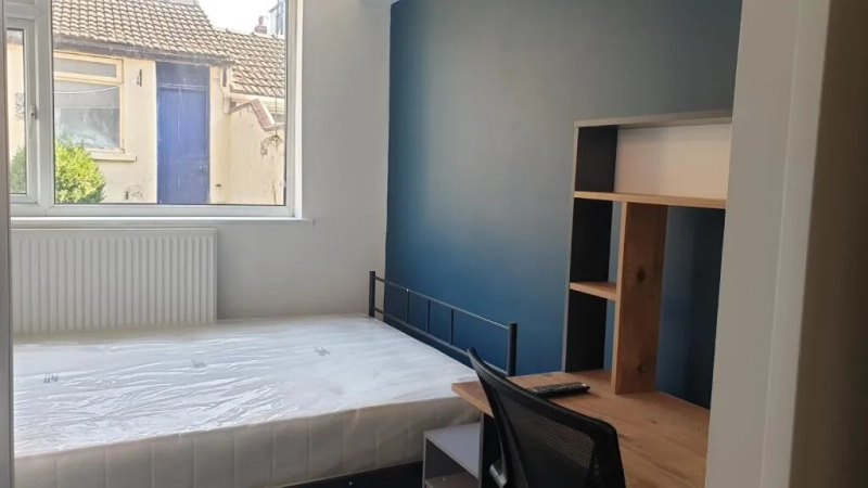 8 Albert Crescent–5-Bed5-Bath with All Bills Included - Thumbnail 3