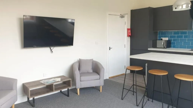 8 Albert Crescent–5-Bed5-Bath with All Bills Included - Thumbnail 2