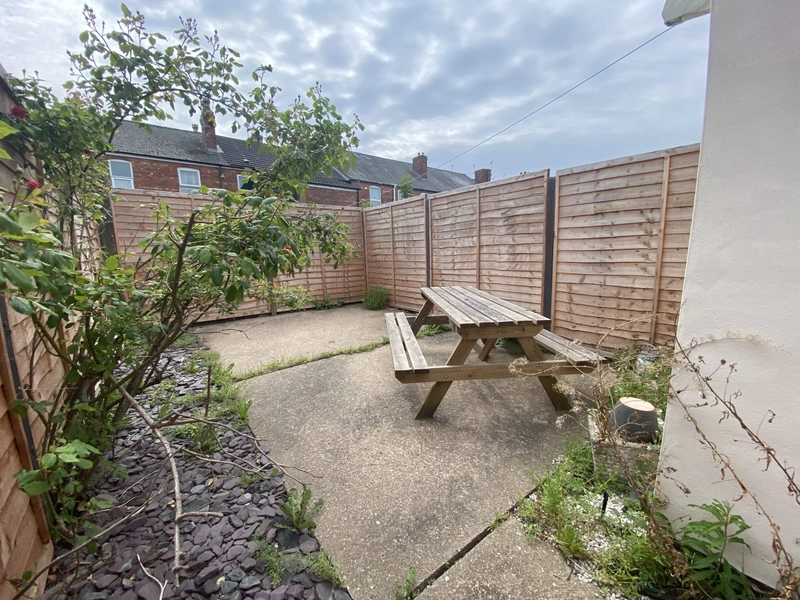 17 Hood Street | 3 Bed & 2 Bath | Bills Included - Thumbnail 2