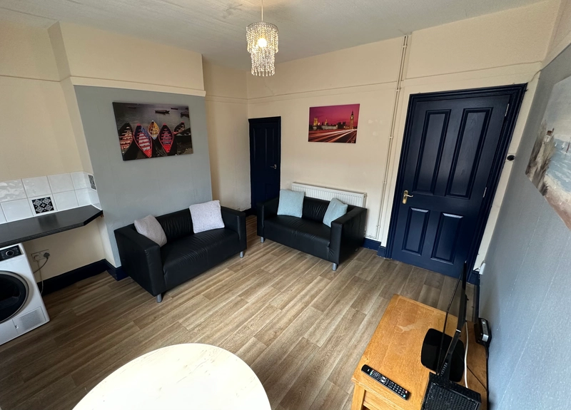 Student House: Sincil Bank - 3 Bed, 2 Bath - Thumbnail 1