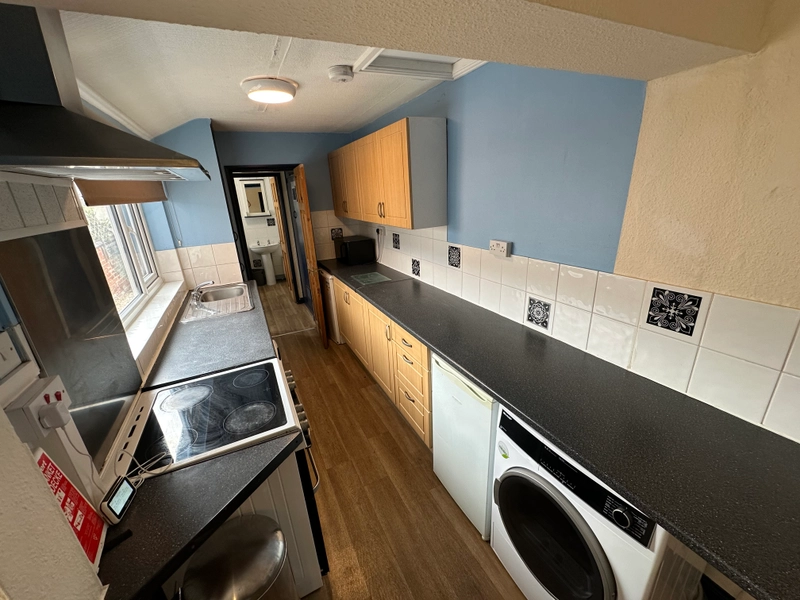 Student House: Sincil Bank - 3 Bed, 2 Bath - Thumbnail 2