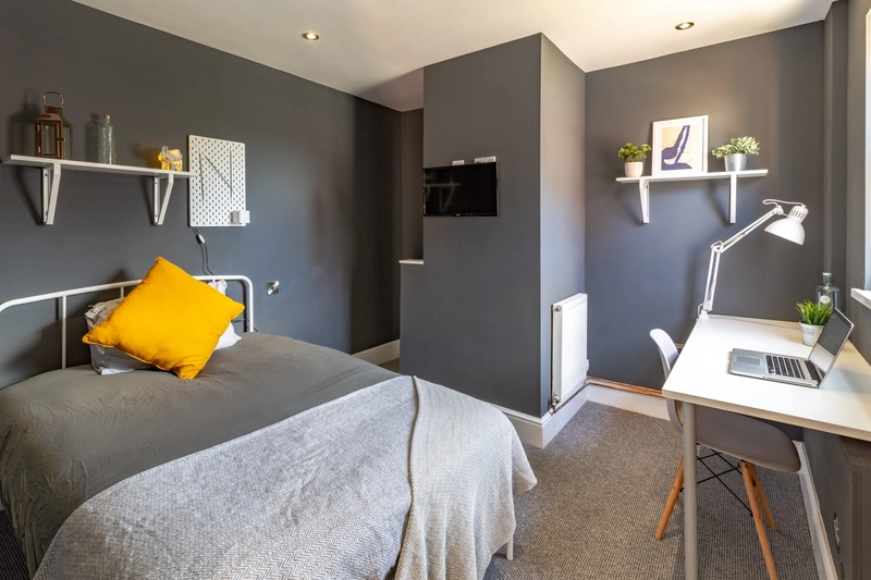 Modern 6-Bed Ensuite Student Property -All Bills Included! - Thumbnail 2