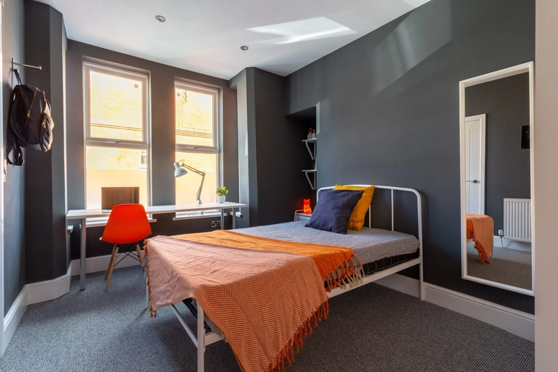 Modern 6-Bed Ensuite Student Property -All Bills Included! - Thumbnail 5