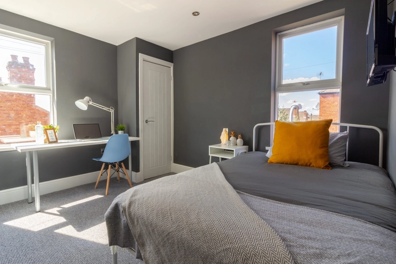 Modern 6-Bed Ensuite Student Property -All Bills Included! - Thumbnail 1