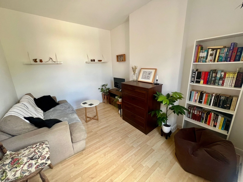 1 Bedroom Flat with Study and Living Area! - Thumbnail 2