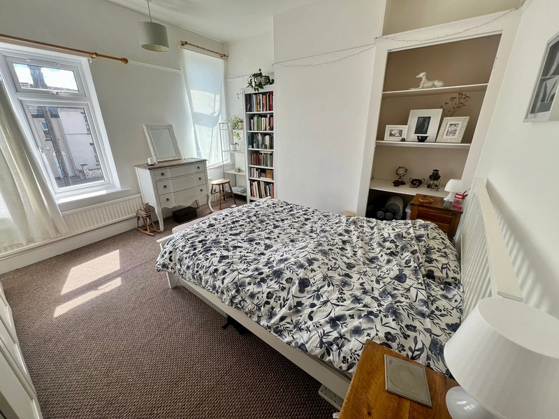 1 Bedroom Flat with Study and Living Area! - Thumbnail 3