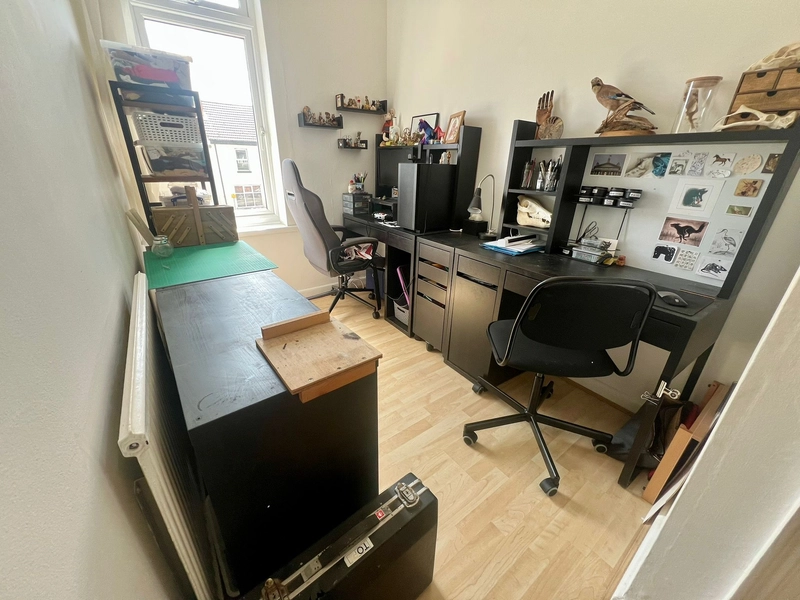 1 Bedroom Flat with Study and Living Area! - Thumbnail 4