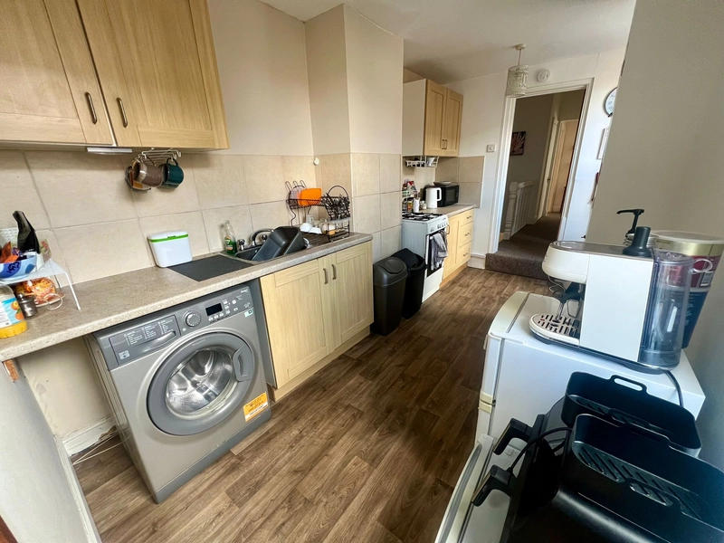 1 Bedroom Flat with Study and Living Area! - Thumbnail 5