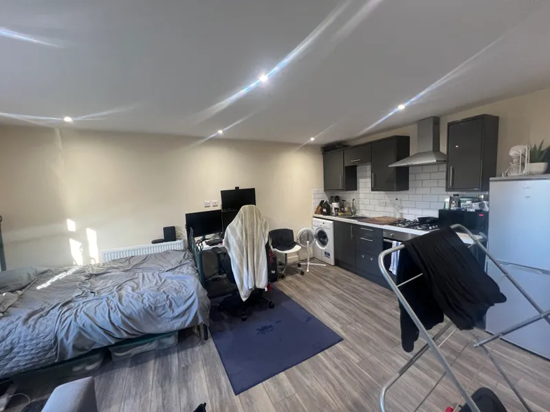 Derby Grove: Student Studio Flat NG7 1PF - Image 3