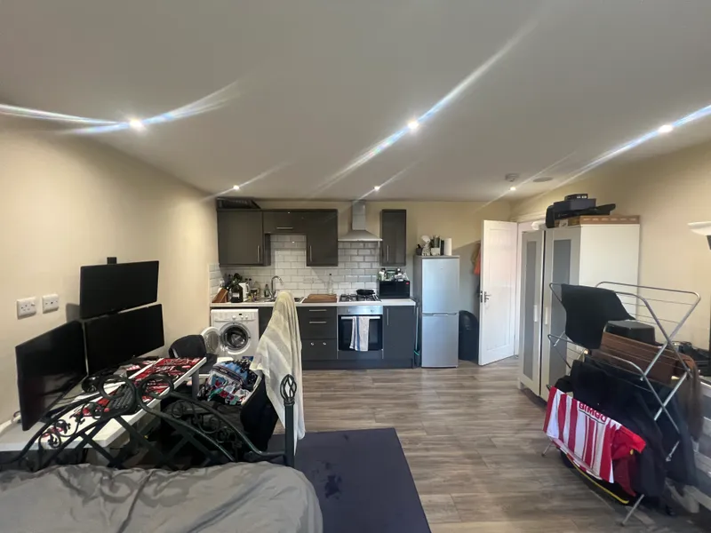 Derby Grove: Student Studio Flat NG7 1PF - Thumbnail 1