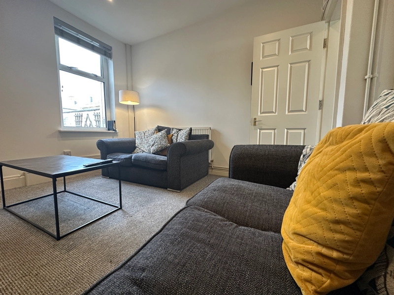 3 Bed House +Study - £120pppw - Thumbnail 2