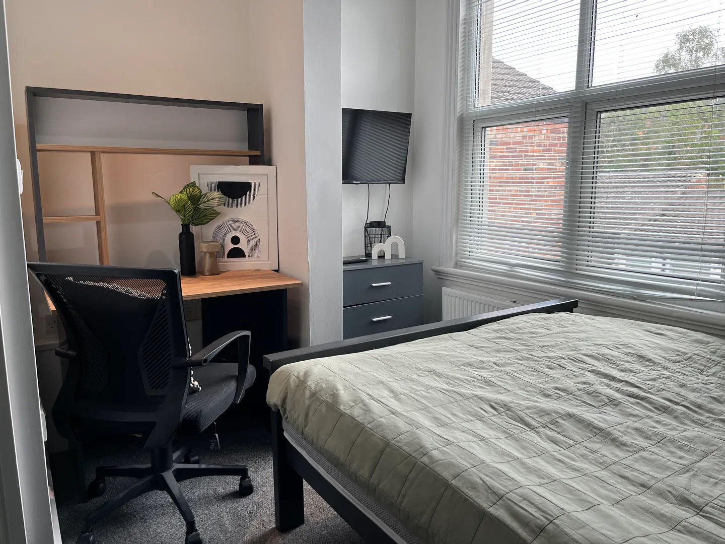 SPARE ROOM - ALL BILLS INCLUSIVE STUDENT PROPERTY - Image 6
