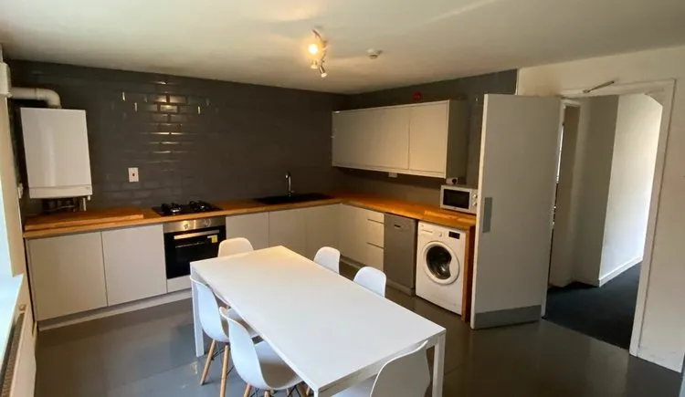 6-Bedroom Student House // Denison court NG7 3PH - Image 1