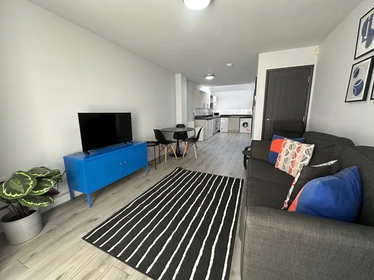 Gated Apartment // 2 Bed // SEPT 2026 - Thumbnail 4