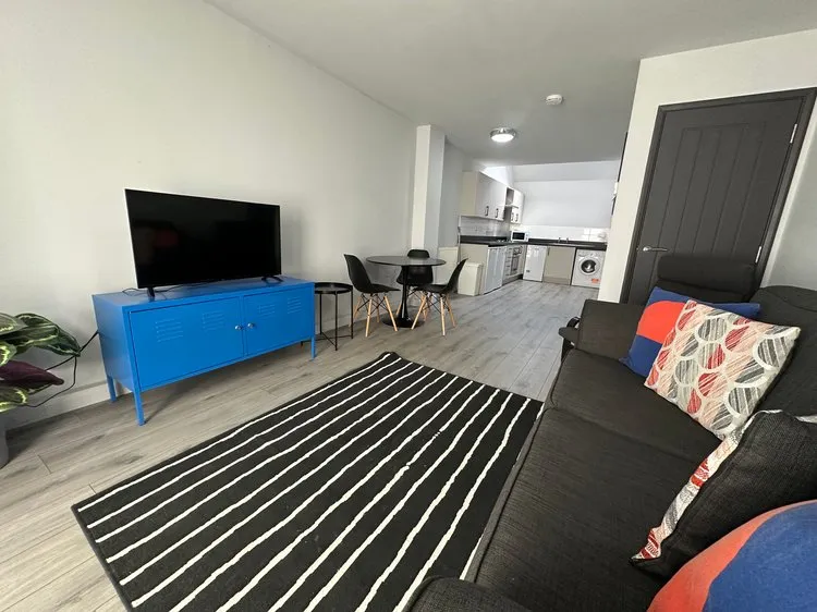 Gated Apartment // 2 Bed // SEPT 2026 - Thumbnail 5