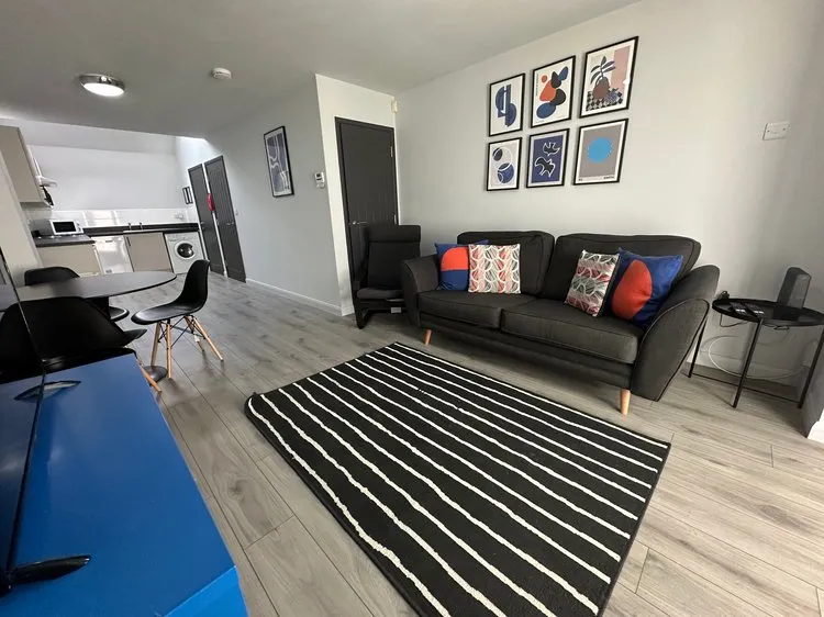 Gated Apartment // 2 Bed // SEPT 2026 - Thumbnail 3