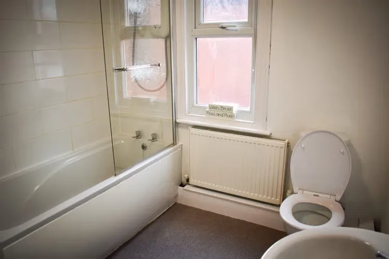 57 Richmond Road - Spare Rooms in the west end! - Thumbnail 11