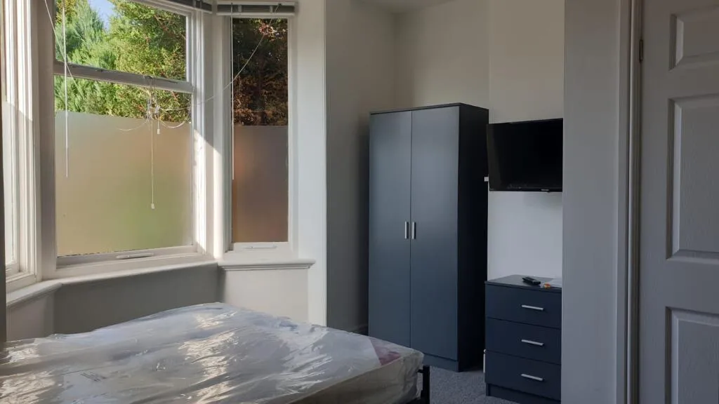 8 Albert Crescent - Student en-suite bedrooms available - Image 1