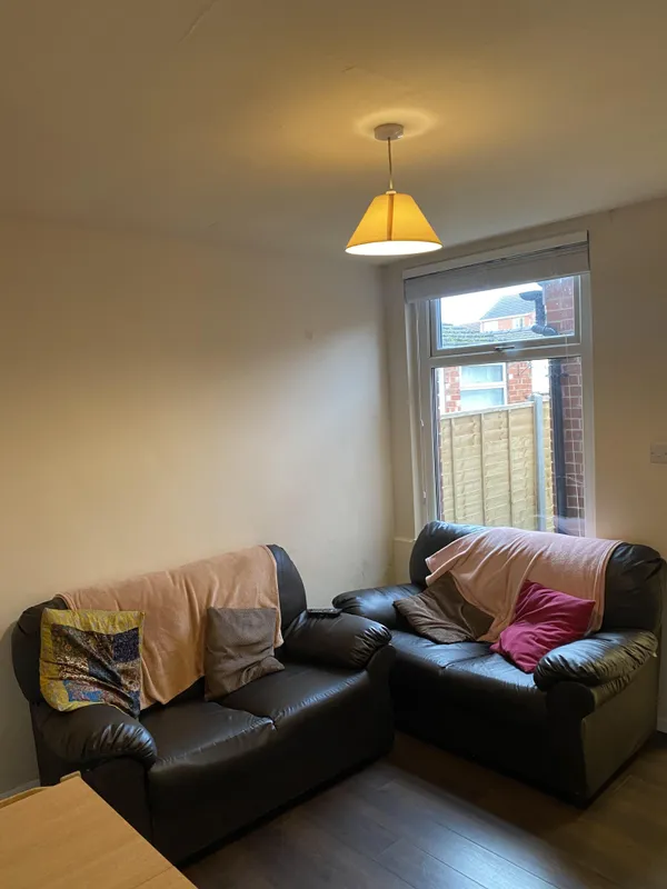 Contemporary 4 Bed House // JUL 2026 - Image 5