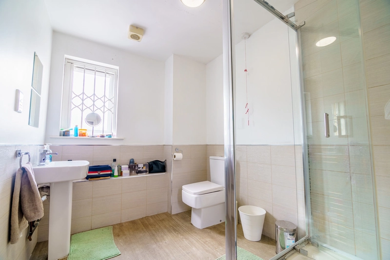 4 Spare Rooms in a 6 bed student flat 162G-  NG7 3DB - Thumbnail 11