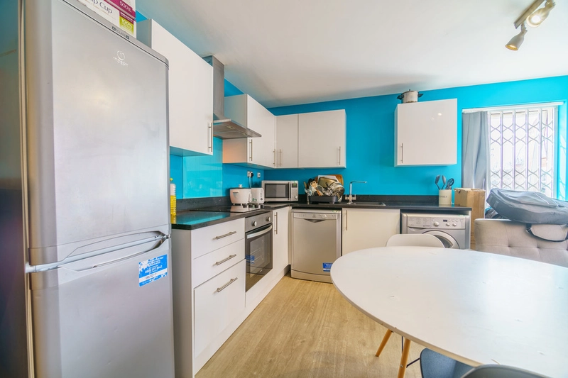 4 Spare Rooms in a 6 bed student flat 162G-  NG7 3DB - Thumbnail 15