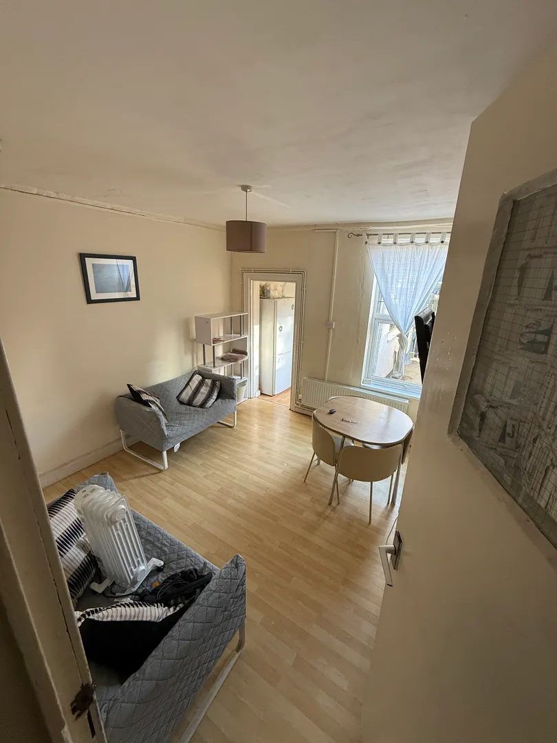 Claude Street: 4 bed, 2 bath - Bills exclusive NG7 2LA - Image 1