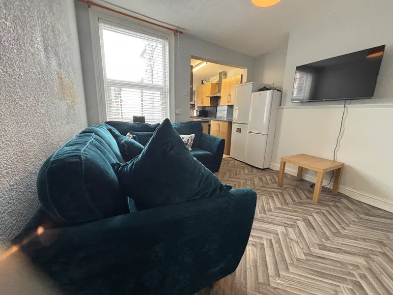 West End // 4 Bed // Bills Inc // SEP 2026 - Image 2