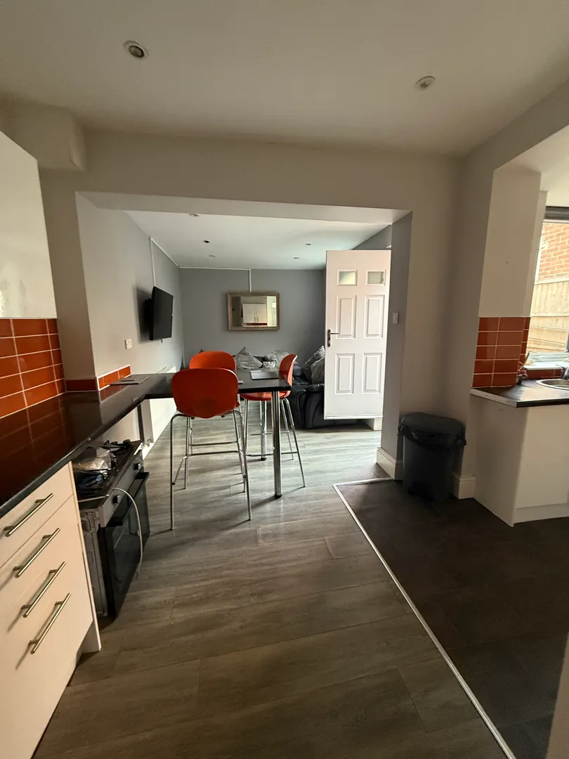 Albert Grove: 6 Bedroom Student House NG7 1PA - Image 1