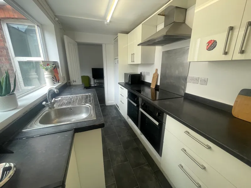 Spare Bedroom// Modern Ensuite Property// Available NOW - Image 2