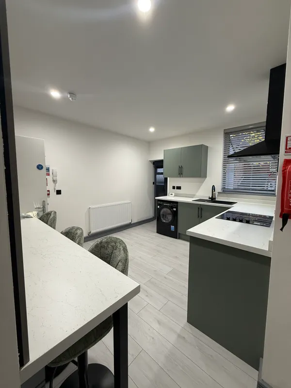 2 Bed Luxury Apartment - Birkin Avenue NG7 5AF - Image 7