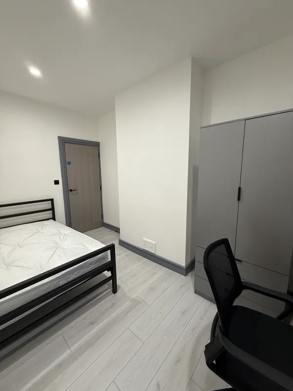 2 Bed Luxury Apartment - Birkin Avenue NG7 5AF - Image 10