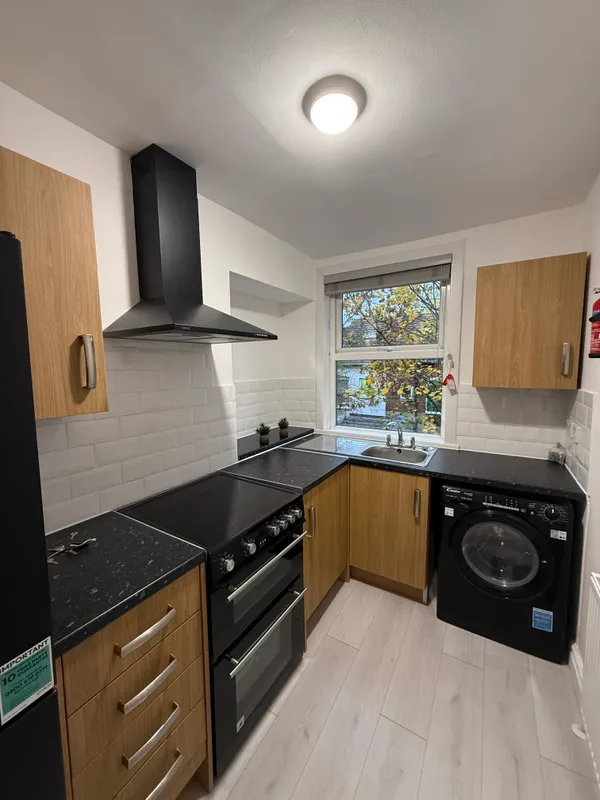 2 bed, 1 bath luxury flat - 20 Birkin Avenue NG7 5AF - Image 2